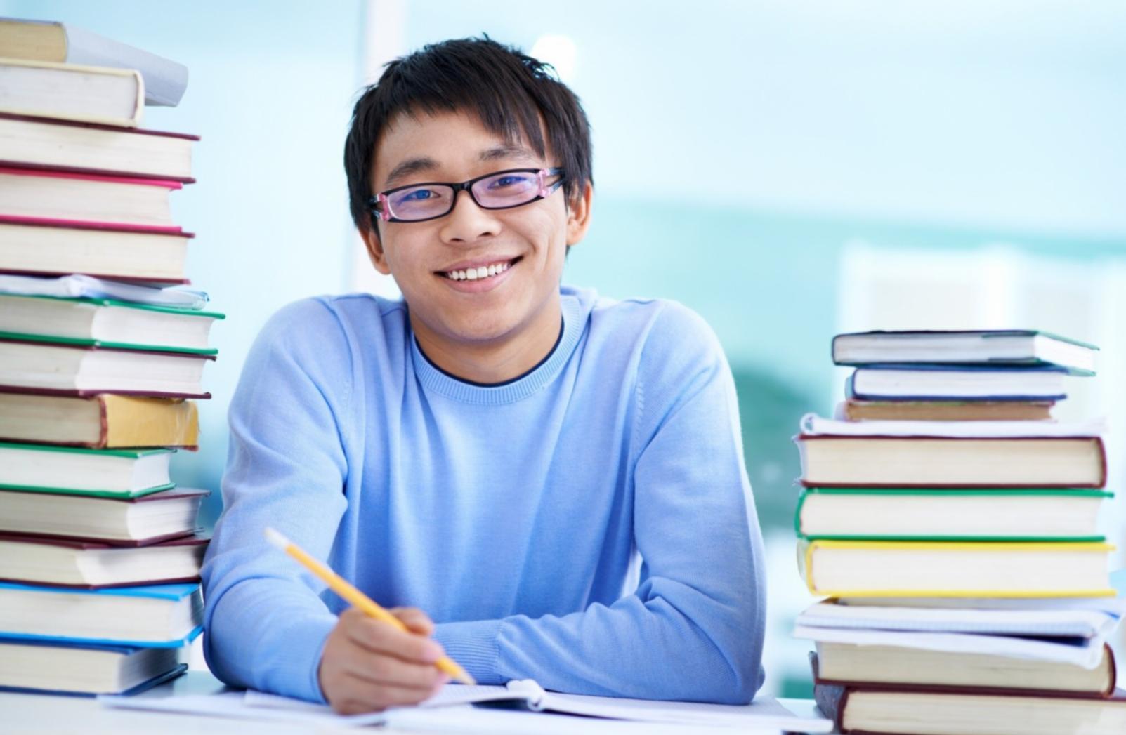 Estudiantes analizando datos financieros en sesión práctica